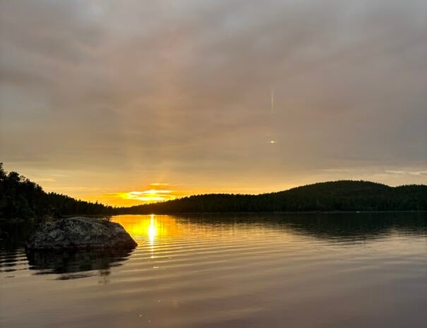 Soleil de minuit sur le lac Inari